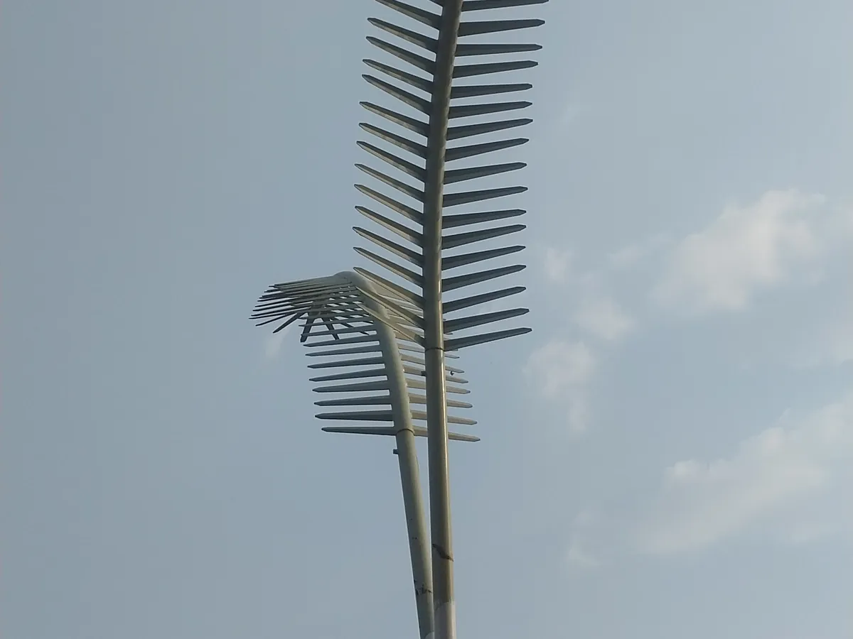 Modern leaf design light pole